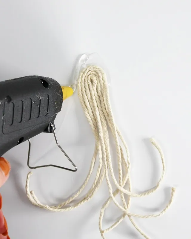 DIY Gespenster basteln: 8 gruselig einfache Halloween Geister - diy geister aus garn basteln 3