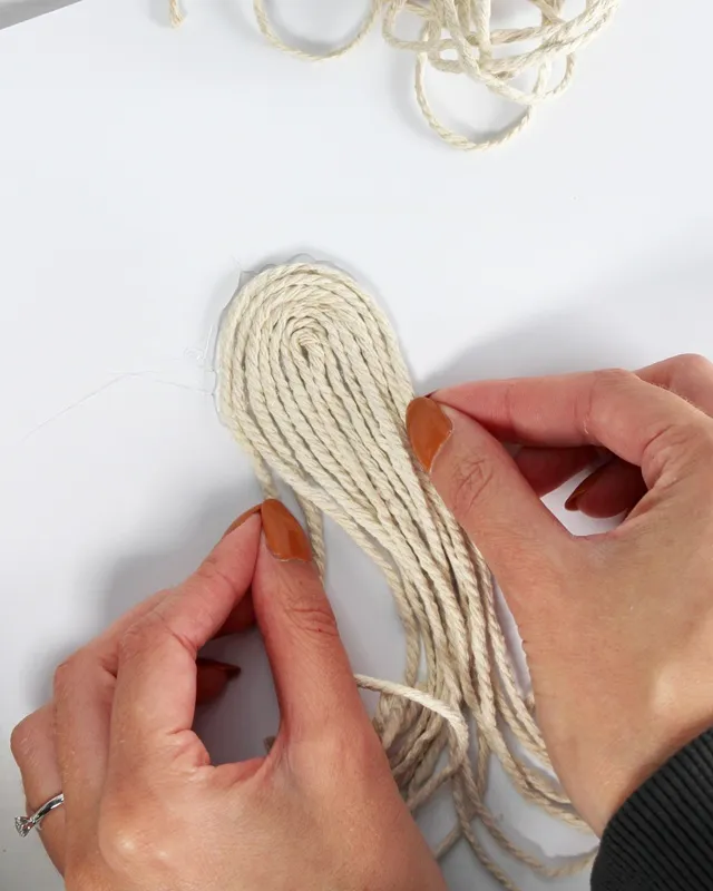 DIY Gespenster basteln: 8 gruselig einfache Halloween Geister - diy geister aus garn basteln 4