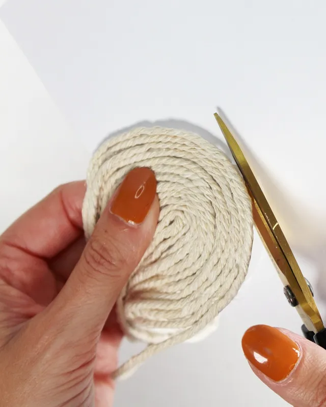 DIY Gespenster basteln: 8 gruselig einfache Halloween Geister - diy geister aus garn basteln 6