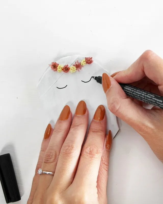 DIY Gespenster basteln: 8 gruselig einfache Halloween Geister - diy geister aus toilettenpapierrollen basteln 10