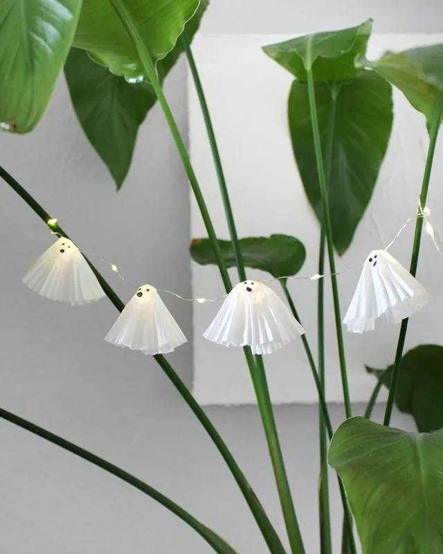 DIY Gespenster basteln: 8 gruselig einfache Halloween Geister - diy geister lichterkette aus muffinfoermchen 2