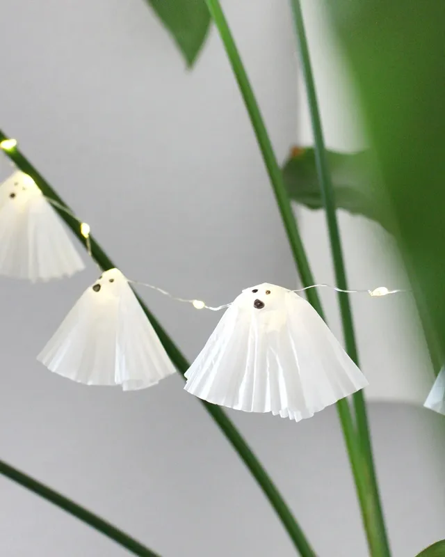 DIY Gespenster basteln: 8 gruselig einfache Halloween Geister - diy geister lichterkette aus muffinfoermchen 3