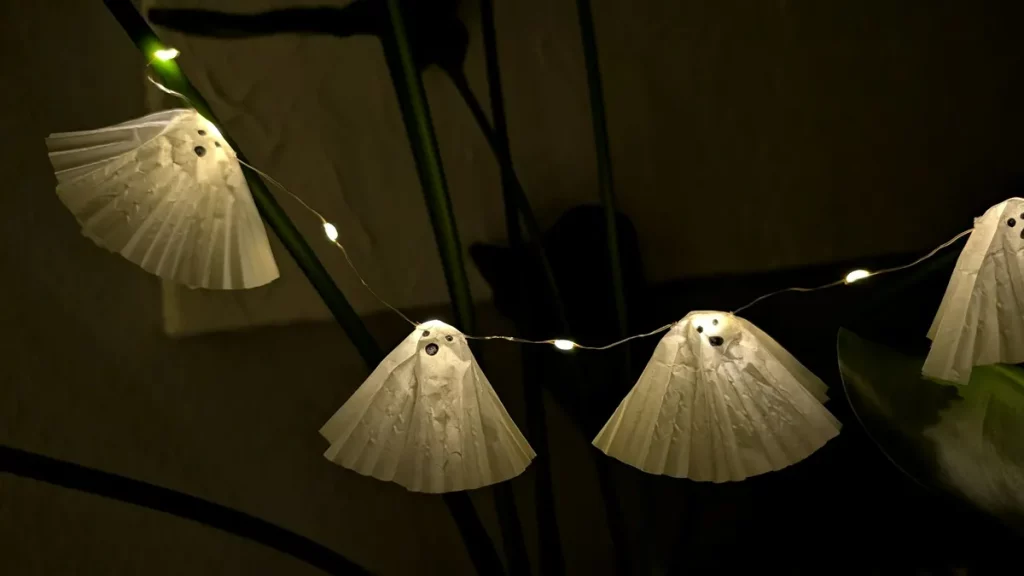 DIY Gespenster basteln: 8 gruselig einfache Halloween Geister - diy geister lichterkette aus muffinfoermchen 4