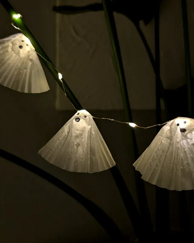 DIY Gespenster basteln: 8 gruselig einfache Halloween Geister - diy geister lichterkette aus muffinfoermchen 5