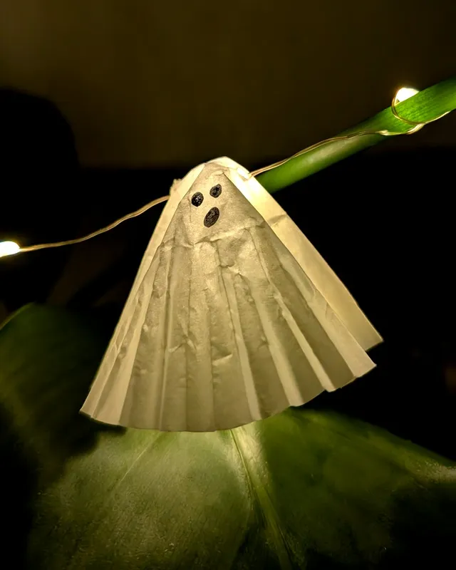 DIY Gespenster basteln: 8 gruselig einfache Halloween Geister - diy geister lichterkette aus muffinfoermchen 6