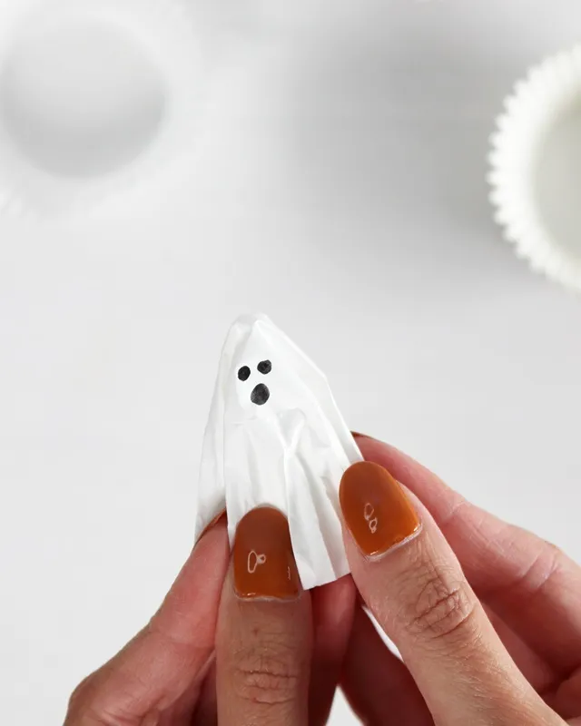 DIY Gespenster basteln: 8 gruselig einfache Halloween Geister - diy geister lichterkette aus muffinfoermchen basteln 3