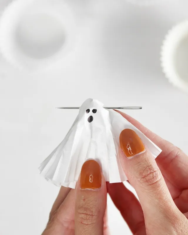 DIY Gespenster basteln: 8 gruselig einfache Halloween Geister - diy geister lichterkette aus muffinfoermchen basteln 4