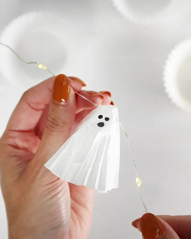 DIY Gespenster basteln: 8 gruselig einfache Halloween Geister - diy geister lichterkette aus muffinfoermchen basteln 5