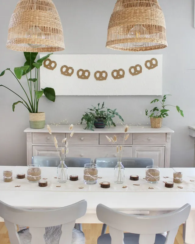 Statt kitschiger Plastikdeko kannst du deine Oktoberfest Tischdeko selber machen – rustikal, gemütlich und mit echtem Almcharakter. Viele greifen zwar schnell zu weiß-blauen Rauten und Einweg-Plastik, doch umwelttechnisch ist das kein Hit – und die Stimmung wirkt oft eher billig als festlich. DIY Oktoberfest Tischdeko basteln | Tinkerhome - Einfache DIYs für dein Zuhause