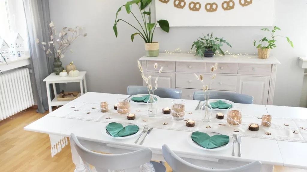 Statt kitschiger Plastikdeko kannst du deine Oktoberfest Tischdeko selber machen – rustikal, gemütlich und mit echtem Almcharakter. Viele greifen zwar schnell zu weiß-blauen Rauten und Einweg-Plastik, doch umwelttechnisch ist das kein Hit – und die Stimmung wirkt oft eher billig als festlich. Oktoberfest Tischdeko selber machen – 5 rustikale DIY Ideen im Almstil - diy oktoberfest tischdeko 17