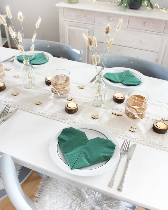 Statt kitschiger Plastikdeko kannst du deine Oktoberfest Tischdeko selber machen – rustikal, gemütlich und mit echtem Almcharakter. Viele greifen zwar schnell zu weiß-blauen Rauten und Einweg-Plastik, doch umwelttechnisch ist das kein Hit – und die Stimmung wirkt oft eher billig als festlich. Oktoberfest Tischdeko selber machen – 5 rustikale DIY Ideen im Almstil - diy oktoberfest tischdeko 18