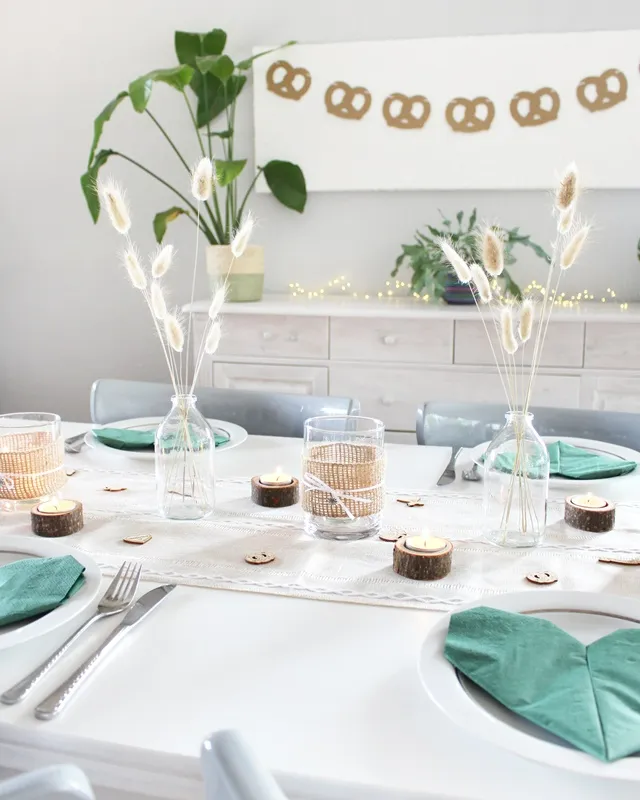 Statt kitschiger Plastikdeko kannst du deine Oktoberfest Tischdeko selber machen – rustikal, gemütlich und mit echtem Almcharakter. Viele greifen zwar schnell zu weiß-blauen Rauten und Einweg-Plastik, doch umwelttechnisch ist das kein Hit – und die Stimmung wirkt oft eher billig als festlich. Oktoberfest Tischdeko selber machen – 5 rustikale DIY Ideen im Almstil - diy oktoberfest tischdeko 20