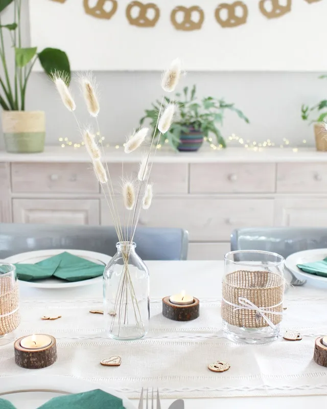 Statt kitschiger Plastikdeko kannst du deine Oktoberfest Tischdeko selber machen – rustikal, gemütlich und mit echtem Almcharakter. Viele greifen zwar schnell zu weiß-blauen Rauten und Einweg-Plastik, doch umwelttechnisch ist das kein Hit – und die Stimmung wirkt oft eher billig als festlich. Oktoberfest Tischdeko selber machen – 5 rustikale DIY Ideen im Almstil - diy oktoberfest tischdeko 22