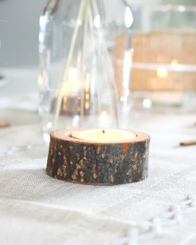 Statt kitschiger Plastikdeko kannst du deine Oktoberfest Tischdeko selber machen – rustikal, gemütlich und mit echtem Almcharakter. Viele greifen zwar schnell zu weiß-blauen Rauten und Einweg-Plastik, doch umwelttechnisch ist das kein Hit – und die Stimmung wirkt oft eher billig als festlich. Oktoberfest Tischdeko selber machen – 5 rustikale DIY Ideen im Almstil - diy oktoberfest tischdeko 27