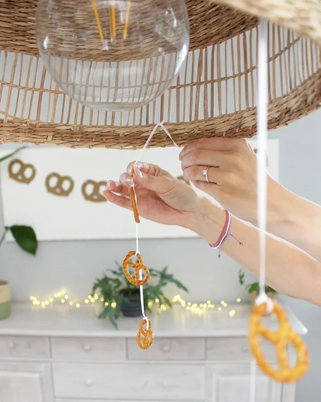 Statt kitschiger Plastikdeko kannst du deine Oktoberfest Tischdeko selber machen – rustikal, gemütlich und mit echtem Almcharakter. Viele greifen zwar schnell zu weiß-blauen Rauten und Einweg-Plastik, doch umwelttechnisch ist das kein Hit – und die Stimmung wirkt oft eher billig als festlich. Oktoberfest Tischdeko selber machen – 5 rustikale DIY Ideen im Almstil - diy oktoberfest tischdeko 28