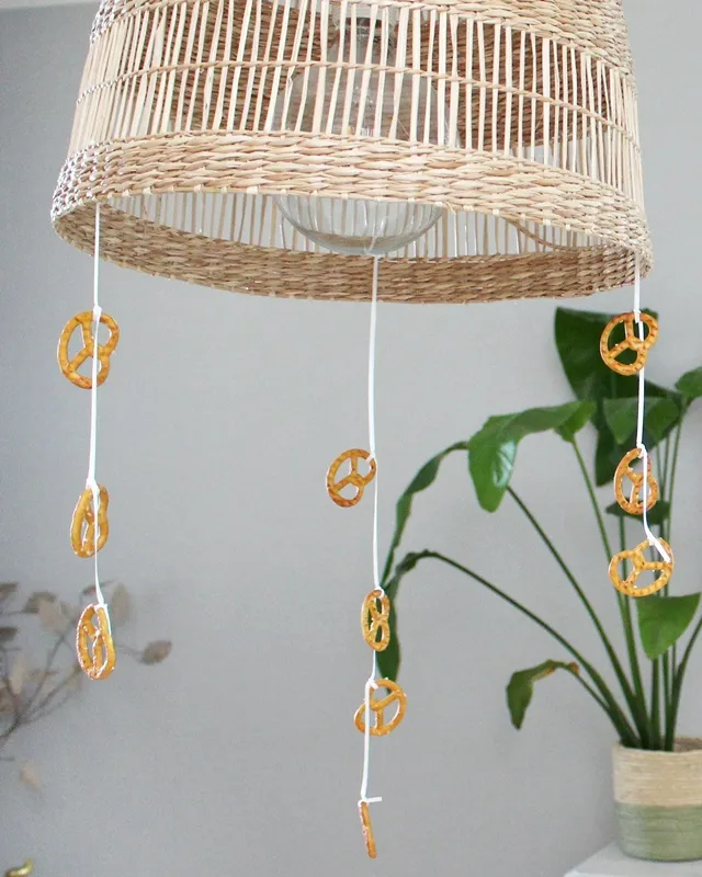 Statt kitschiger Plastikdeko kannst du deine Oktoberfest Tischdeko selber machen – rustikal, gemütlich und mit echtem Almcharakter. Viele greifen zwar schnell zu weiß-blauen Rauten und Einweg-Plastik, doch umwelttechnisch ist das kein Hit – und die Stimmung wirkt oft eher billig als festlich. Oktoberfest Tischdeko selber machen – 5 rustikale DIY Ideen im Almstil - diy oktoberfest tischdeko 29