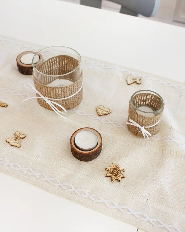 Statt kitschiger Plastikdeko kannst du deine Oktoberfest Tischdeko selber machen – rustikal, gemütlich und mit echtem Almcharakter. Viele greifen zwar schnell zu weiß-blauen Rauten und Einweg-Plastik, doch umwelttechnisch ist das kein Hit – und die Stimmung wirkt oft eher billig als festlich. DIY Oktoberfest Tischdeko basteln | Tinkerhome - Einfache DIYs für dein Zuhause