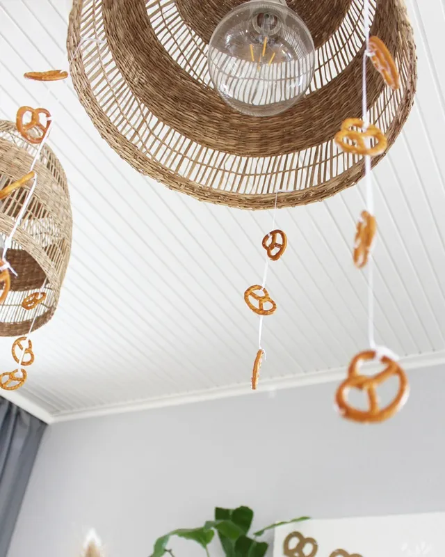 Statt kitschiger Plastikdeko kannst du deine Oktoberfest Tischdeko selber machen – rustikal, gemütlich und mit echtem Almcharakter. Viele greifen zwar schnell zu weiß-blauen Rauten und Einweg-Plastik, doch umwelttechnisch ist das kein Hit – und die Stimmung wirkt oft eher billig als festlich. Oktoberfest Tischdeko selber machen – 5 rustikale DIY Ideen im Almstil - diy oktoberfest tischdeko 31