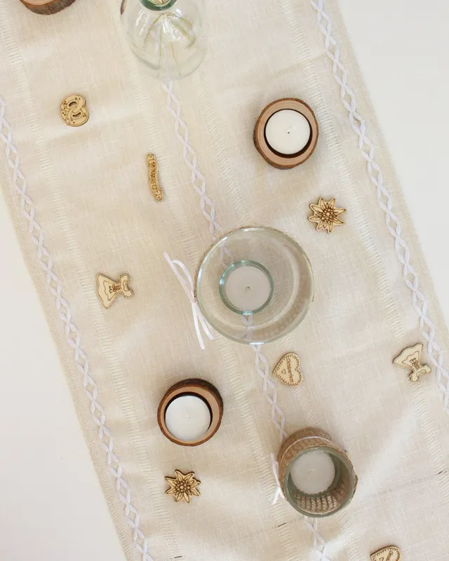 Statt kitschiger Plastikdeko kannst du deine Oktoberfest Tischdeko selber machen – rustikal, gemütlich und mit echtem Almcharakter. Viele greifen zwar schnell zu weiß-blauen Rauten und Einweg-Plastik, doch umwelttechnisch ist das kein Hit – und die Stimmung wirkt oft eher billig als festlich. Oktoberfest Tischdeko | Tinkerhome - Einfache DIYs für dein Zuhause