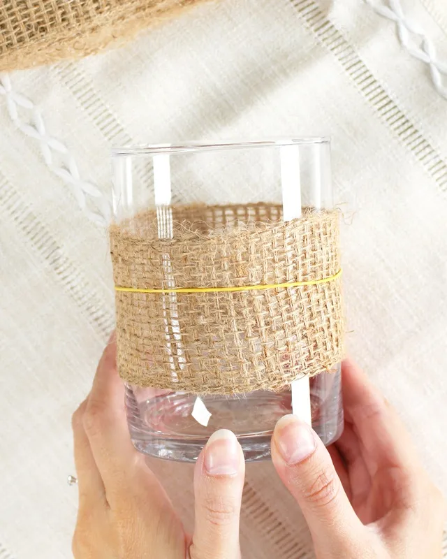 Statt kitschiger Plastikdeko kannst du deine Oktoberfest Tischdeko selber machen – rustikal, gemütlich und mit echtem Almcharakter. Viele greifen zwar schnell zu weiß-blauen Rauten und Einweg-Plastik, doch umwelttechnisch ist das kein Hit – und die Stimmung wirkt oft eher billig als festlich. Oktoberfest Tischdeko selber machen – 5 rustikale DIY Ideen im Almstil - diy oktoberfest windlicht basteln 1