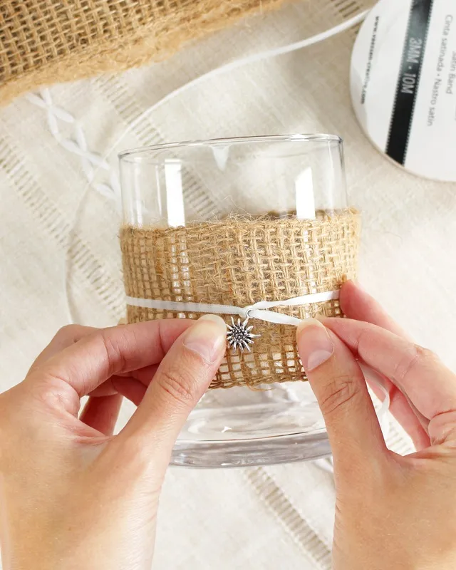 Statt kitschiger Plastikdeko kannst du deine Oktoberfest Tischdeko selber machen – rustikal, gemütlich und mit echtem Almcharakter. Viele greifen zwar schnell zu weiß-blauen Rauten und Einweg-Plastik, doch umwelttechnisch ist das kein Hit – und die Stimmung wirkt oft eher billig als festlich. Oktoberfest Tischdeko selber machen – 5 rustikale DIY Ideen im Almstil - diy oktoberfest windlicht basteln 2