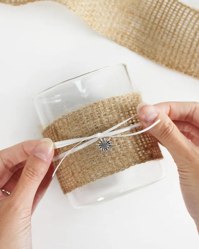 Statt kitschiger Plastikdeko kannst du deine Oktoberfest Tischdeko selber machen – rustikal, gemütlich und mit echtem Almcharakter. Viele greifen zwar schnell zu weiß-blauen Rauten und Einweg-Plastik, doch umwelttechnisch ist das kein Hit – und die Stimmung wirkt oft eher billig als festlich. Oktoberfest Tischdeko selber machen – 5 rustikale DIY Ideen im Almstil - diy oktoberfest windlicht basteln 3