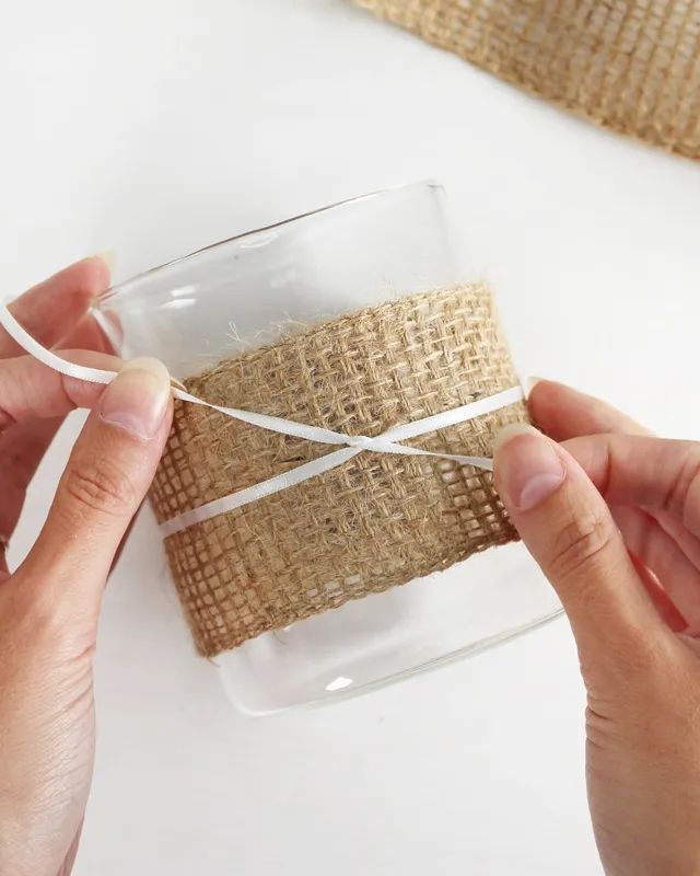 Statt kitschiger Plastikdeko kannst du deine Oktoberfest Tischdeko selber machen – rustikal, gemütlich und mit echtem Almcharakter. Viele greifen zwar schnell zu weiß-blauen Rauten und Einweg-Plastik, doch umwelttechnisch ist das kein Hit – und die Stimmung wirkt oft eher billig als festlich. Oktoberfest Tischdeko selber machen – 5 rustikale DIY Ideen im Almstil - diy oktoberfest windlicht basteln 4