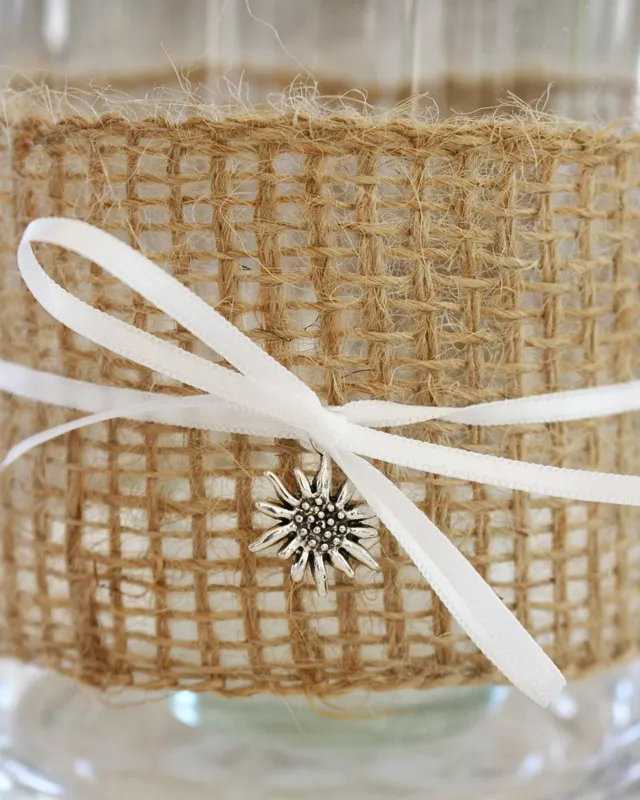 Statt kitschiger Plastikdeko kannst du deine Oktoberfest Tischdeko selber machen – rustikal, gemütlich und mit echtem Almcharakter. Viele greifen zwar schnell zu weiß-blauen Rauten und Einweg-Plastik, doch umwelttechnisch ist das kein Hit – und die Stimmung wirkt oft eher billig als festlich. Oktoberfest Tischdeko selber machen – 5 rustikale DIY Ideen im Almstil - diy oktoberfest windlicht basteln 5