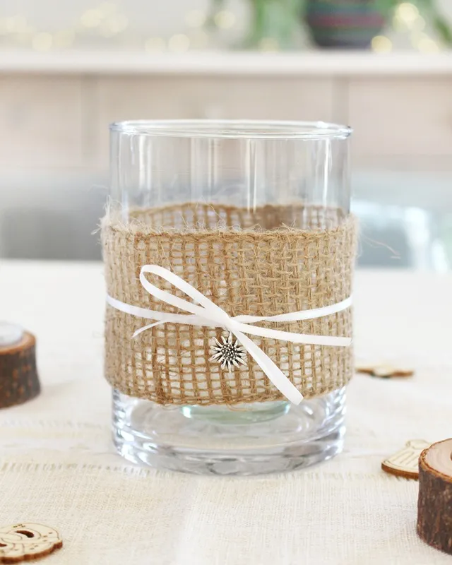 Statt kitschiger Plastikdeko kannst du deine Oktoberfest Tischdeko selber machen – rustikal, gemütlich und mit echtem Almcharakter. Viele greifen zwar schnell zu weiß-blauen Rauten und Einweg-Plastik, doch umwelttechnisch ist das kein Hit – und die Stimmung wirkt oft eher billig als festlich. Oktoberfest Tischdeko selber machen – 5 rustikale DIY Ideen im Almstil - diy oktoberfest windlicht basteln 6