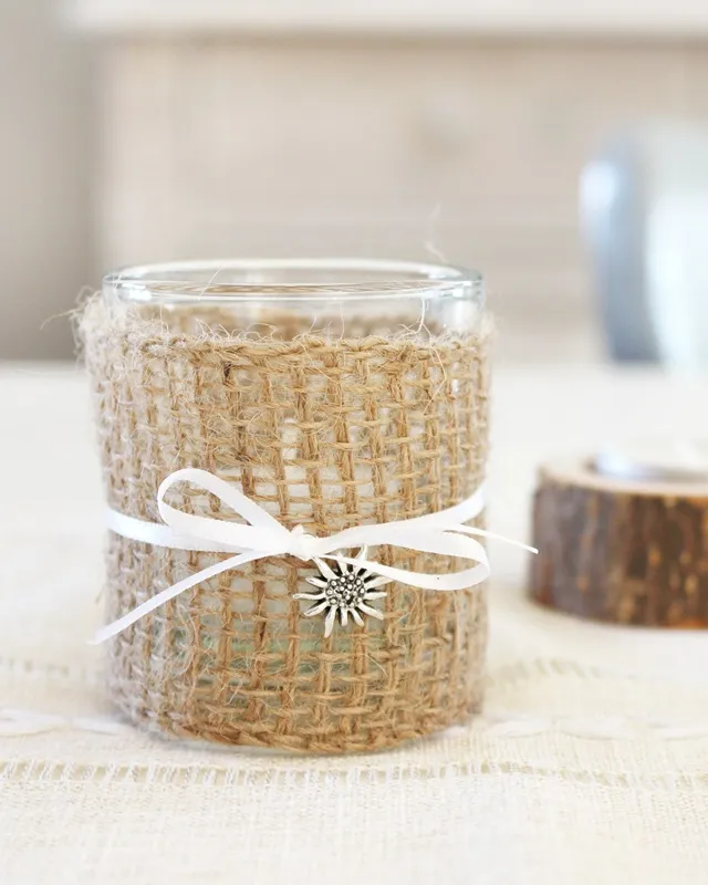 Statt kitschiger Plastikdeko kannst du deine Oktoberfest Tischdeko selber machen – rustikal, gemütlich und mit echtem Almcharakter. Viele greifen zwar schnell zu weiß-blauen Rauten und Einweg-Plastik, doch umwelttechnisch ist das kein Hit – und die Stimmung wirkt oft eher billig als festlich. DIY Oktoberfest Tischdeko - Windlichter basteln | Tinkerhome - Einfache DIYs für dein Zuhause