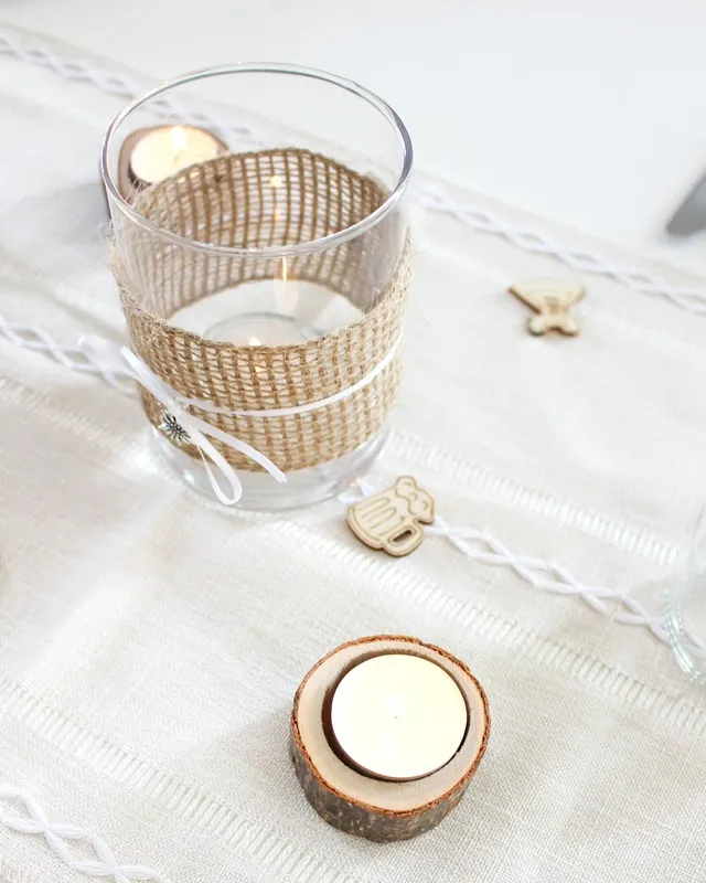 Statt kitschiger Plastikdeko kannst du deine Oktoberfest Tischdeko selber machen – rustikal, gemütlich und mit echtem Almcharakter. Viele greifen zwar schnell zu weiß-blauen Rauten und Einweg-Plastik, doch umwelttechnisch ist das kein Hit – und die Stimmung wirkt oft eher billig als festlich. Oktoberfest Tischdeko selber machen – 5 rustikale DIY Ideen im Almstil - diy oktoberfest windlicht basteln 9