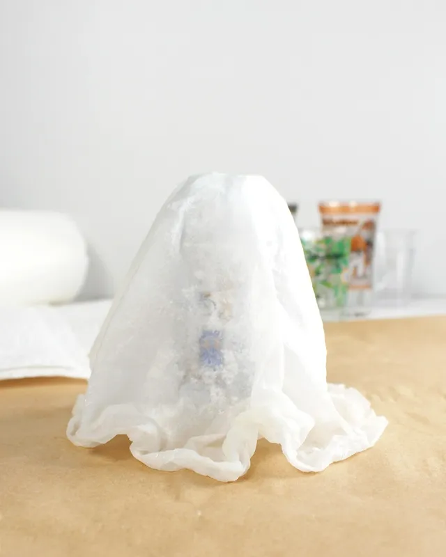 DIY Gespenster basteln: 8 gruselig einfache Halloween Geister - diy schwebende halloween gespenster basteln 11