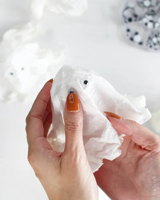 DIY Gespenster basteln: 8 gruselig einfache Halloween Geister - diy schwebende halloween gespenster basteln 12