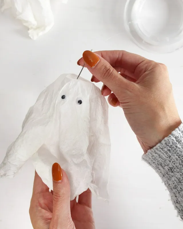 DIY Gespenster basteln: 8 gruselig einfache Halloween Geister - diy schwebende halloween gespenster basteln 13