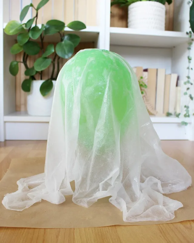 DIY Gespenster basteln: 8 gruselig einfache Halloween Geister - diy schwebende halloween gespenster basteln 5