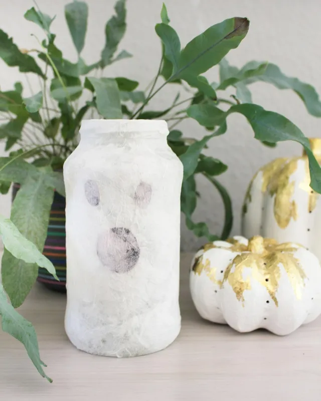 DIY Gespenster basteln: 8 gruselig einfache Halloween Geister - leuchtendes geister windlicht 1