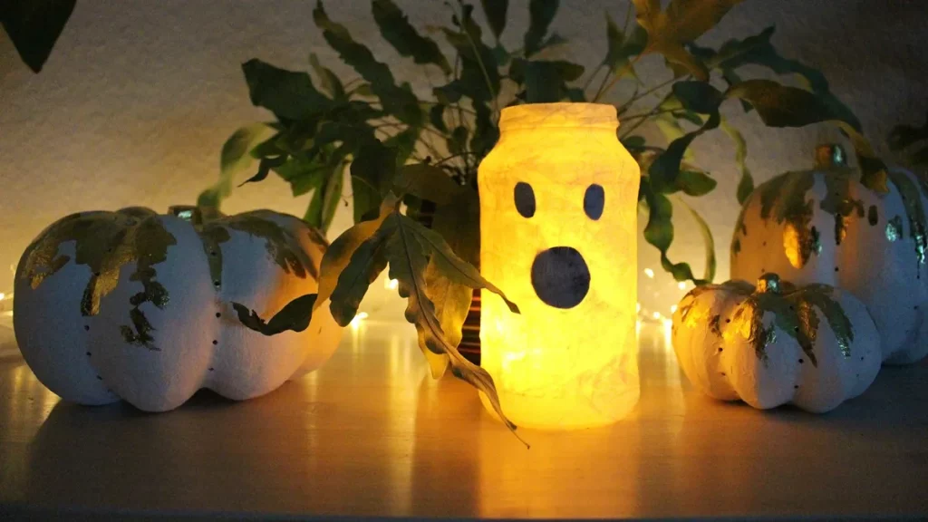 DIY Gespenster basteln: 8 gruselig einfache Halloween Geister - leuchtendes geister windlicht 3