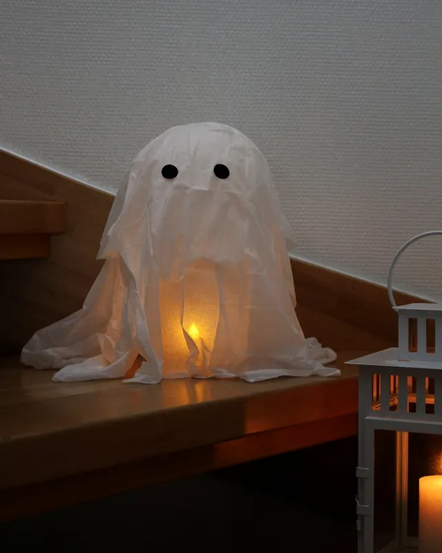 DIY Gespenster basteln: 8 gruselig einfache Halloween Geister - schwebender geist halloween deko 1