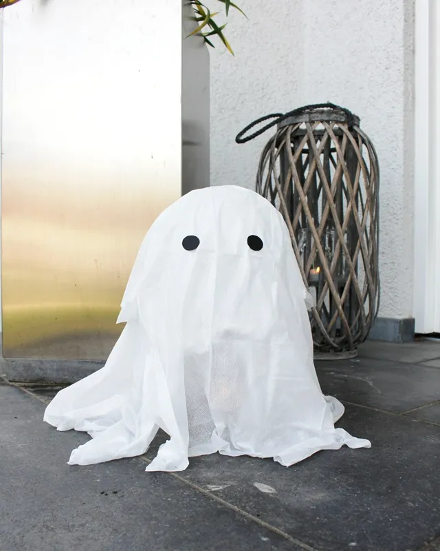DIY Gespenster basteln: 8 gruselig einfache Halloween Geister - schwebender geist halloween deko 3