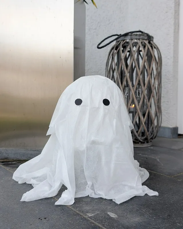 DIY Gespenster basteln: 8 gruselig einfache Halloween Geister - schwebender geist halloween deko 5