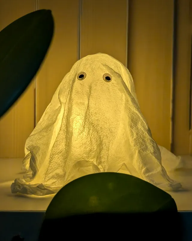 DIY Gespenster basteln: 8 gruselig einfache Halloween Geister - schwebender geist halloween deko 6