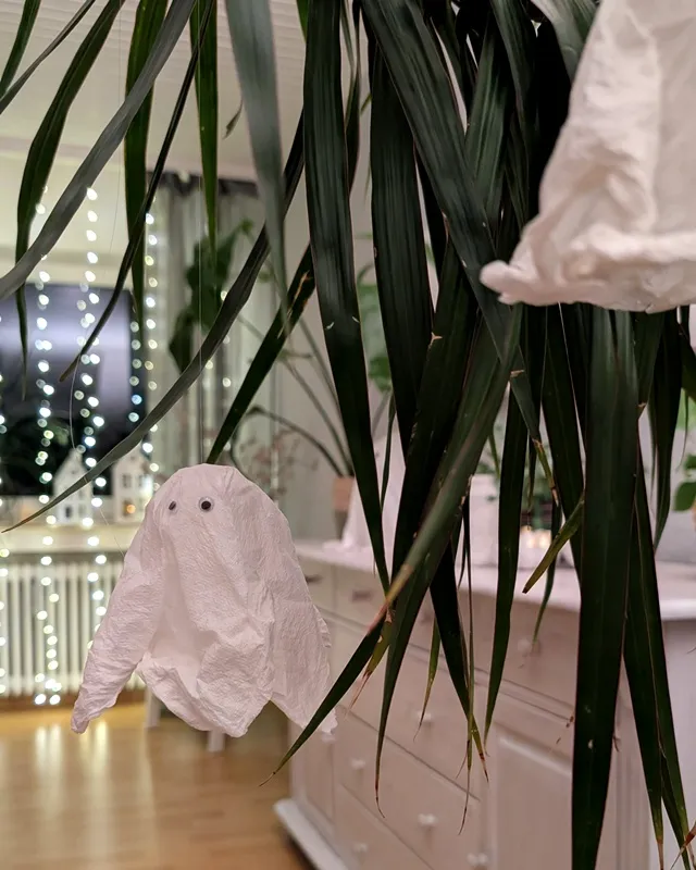 DIY Gespenster basteln: 8 gruselig einfache Halloween Geister - schwebender geist halloween deko 7