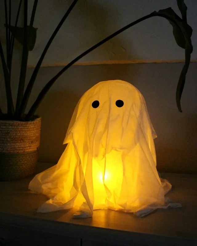 DIY Gespenster basteln: 8 gruselig einfache Halloween Geister - schwebendes gespenst halloween deko 1