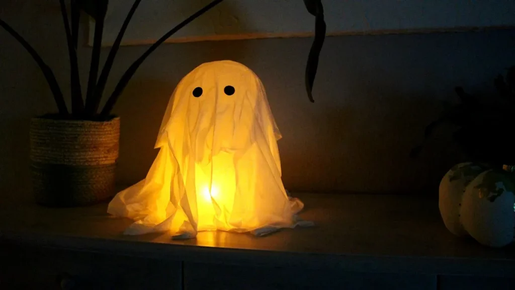 DIY Gespenster basteln: 8 gruselig einfache Halloween Geister - schwebendes gespenst halloween deko 2