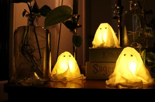 DIY Halloween Deko: Gespenster aus Küchenrolle basteln | Tinkerhome - Einfache DIYs für dein Zuhause