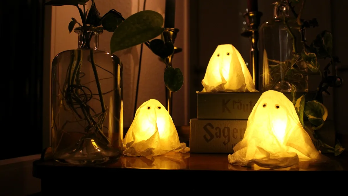 DIY Halloween Deko: Gespenster aus Küchenrolle basteln | Tinkerhome - Einfache DIYs für dein Zuhause