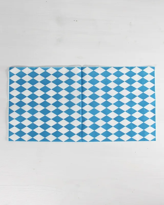 Statt kitschiger Plastikdeko kannst du deine Oktoberfest Tischdeko selber machen – rustikal, gemütlich und mit echtem Almcharakter. Viele greifen zwar schnell zu weiß-blauen Rauten und Einweg-Plastik, doch umwelttechnisch ist das kein Hit – und die Stimmung wirkt oft eher billig als festlich. Oktoberfest Tischdeko selber machen – 5 rustikale DIY Ideen im Almstil - servietten zu herzen falten 1