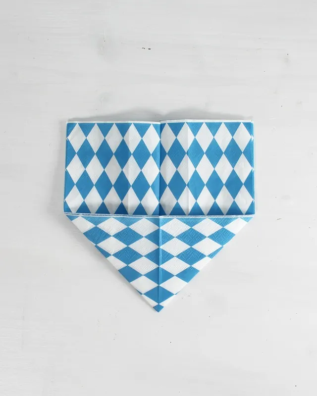 Statt kitschiger Plastikdeko kannst du deine Oktoberfest Tischdeko selber machen – rustikal, gemütlich und mit echtem Almcharakter. Viele greifen zwar schnell zu weiß-blauen Rauten und Einweg-Plastik, doch umwelttechnisch ist das kein Hit – und die Stimmung wirkt oft eher billig als festlich. Oktoberfest Tischdeko selber machen – 5 rustikale DIY Ideen im Almstil - servietten zu herzen falten 5