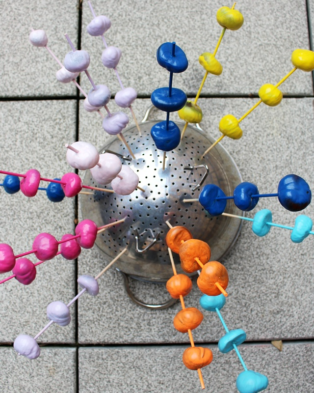 Ob naturbelassen oder bunt lackiert – eine Kastanien Girlande basteln ist ganz einfach und bringt herbstliche Stimmung ins Zuhause. Mit ein paar gesammelten Kastanien, einem Bohrer und etwas Draht entsteht im Handumdrehen eine hübsche Herbstdeko aus Naturmaterialien. Du kannst sie als Tischdeko, am Fenster oder an der Tür verwenden. Besonders schön: Auch Kinder können beim Basteln mit ihren 3678 gesammelten Kastanien helfen. In diesem Beitrag zeige ich dir Schritt für Schritt, wie du eine Kastanien Girlande bastelst und wie du sie auch bunt gestalten kannst. Kastanien Girlande basteln als Herbstdeko – Kastanien basteln mal anders - bunte kastanien girlande basteln 3