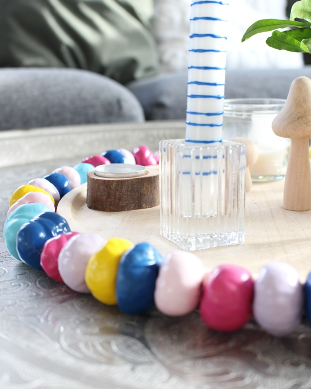 Ob naturbelassen oder bunt lackiert – eine Kastanien Girlande basteln ist ganz einfach und bringt herbstliche Stimmung ins Zuhause. Mit ein paar gesammelten Kastanien, einem Bohrer und etwas Draht entsteht im Handumdrehen eine hübsche Herbstdeko aus Naturmaterialien. Du kannst sie als Tischdeko, am Fenster oder an der Tür verwenden. Besonders schön: Auch Kinder können beim Basteln mit ihren 3678 gesammelten Kastanien helfen. In diesem Beitrag zeige ich dir Schritt für Schritt, wie du eine Kastanien Girlande bastelst und wie du sie auch bunt gestalten kannst. Kastanien Girlande basteln als Herbstdeko – Kastanien basteln mal anders - bunte kastanien girlande herbstdeko 1